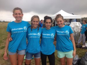 Camucine ( à droite) triple médaillée aux Régates Nationales de l'Espoir. Ici avec ses équipières de K4 Eva, Angèle et Anaïs